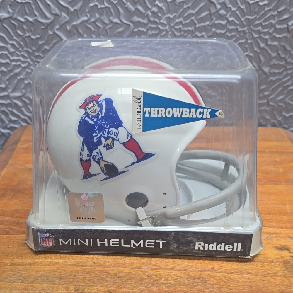 PATRIOTS Riddell Throwback Mini Helmet - White with Red & Blue